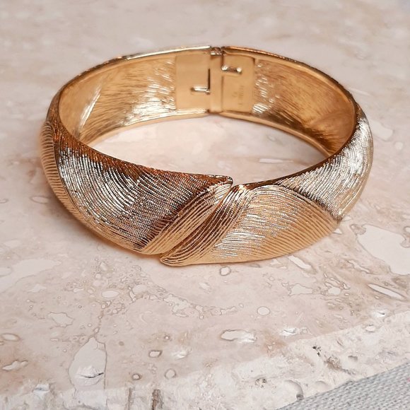 VTG Monet Gold Tone Swirl Wave Bangle Clamper Bracelet - Picture 1 of 9